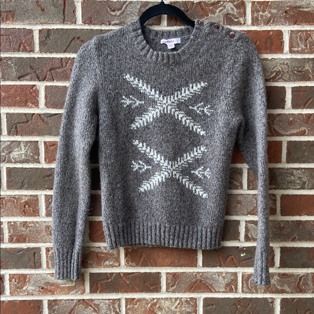 New Frontier Gray and White Crew Neck Sweater with Geometric Pattern